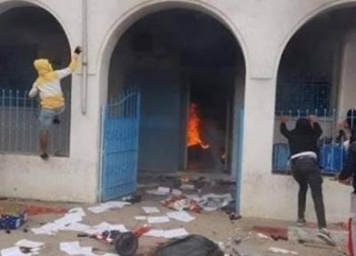 معترضان تونسی مرکز گارد ملی در شهر عقارب را آتش زدند